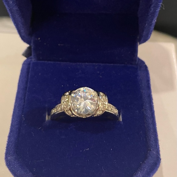 Beautiful ring size 8, Crystal stone, metal alloy. - Picture 2 of 5